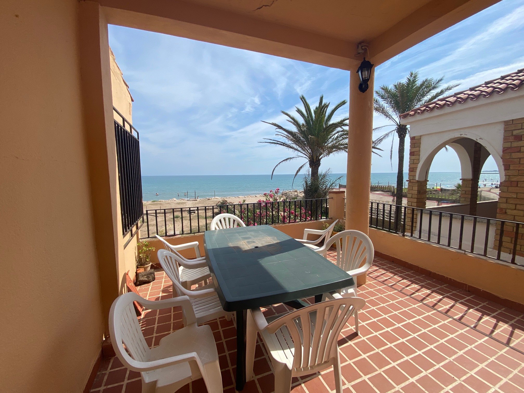 Detached villa in the first line of the beach with sea views