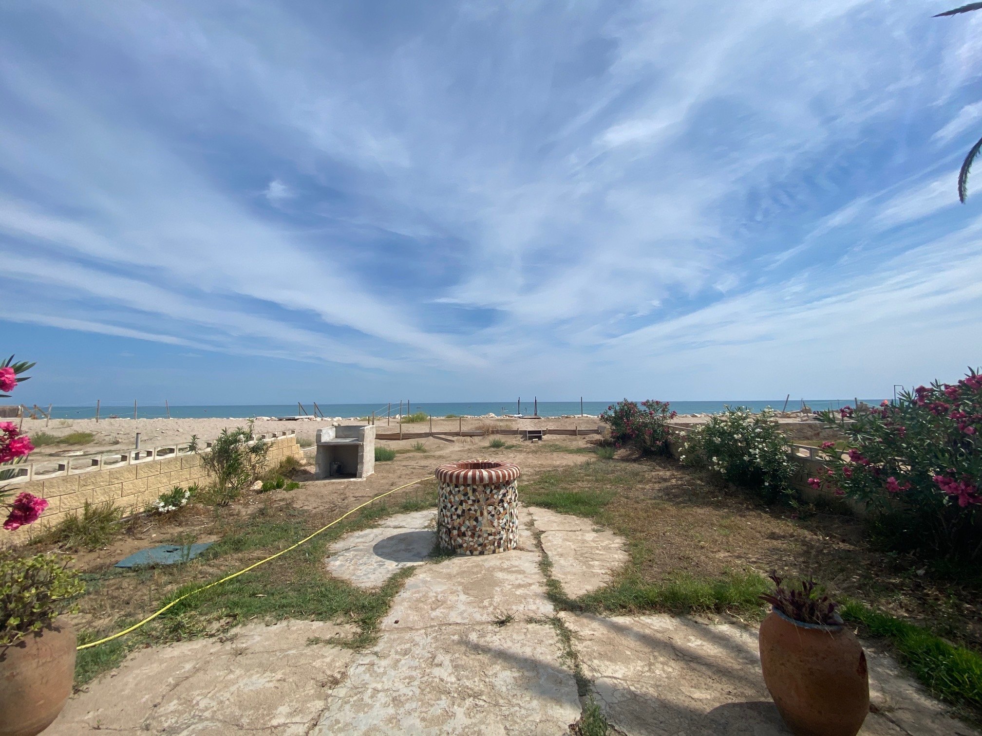 Detached villa in the first line of the beach with sea views