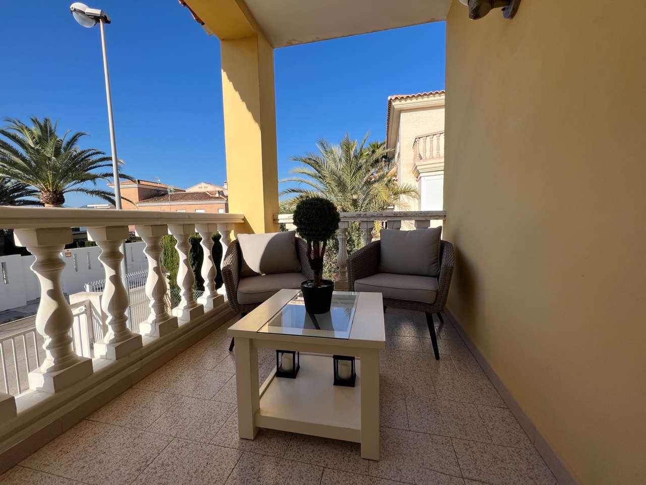 DETACHED VILLA A FEW METERS FROM THE BEACH. OLIVE